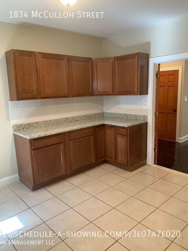 Building Photo - Enormous Rowhome in Madison Park - Close t...