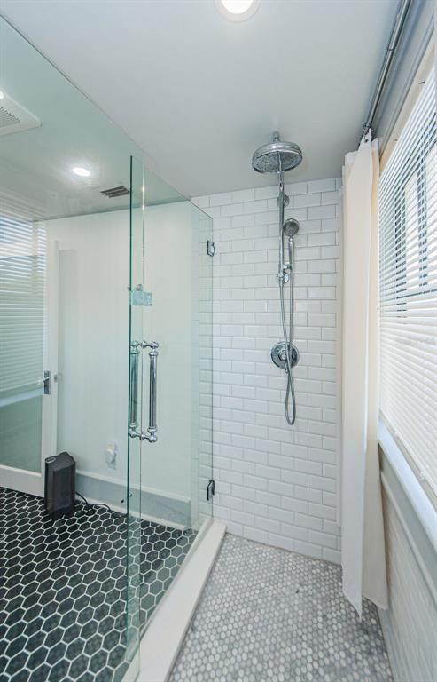 Building Photo - 620 Earle Ave N