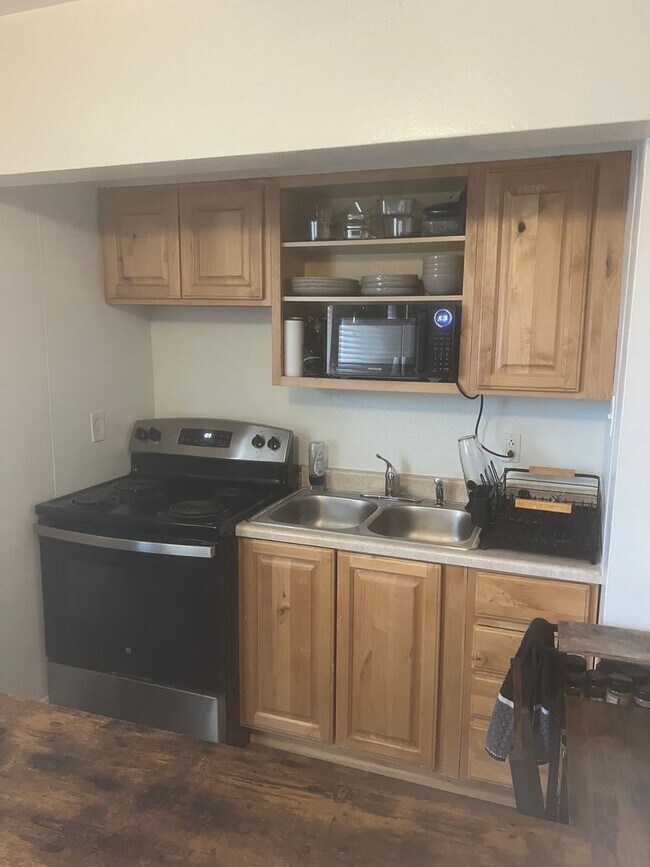 Primary Photo - Price drop to $1095 a month - limited time...