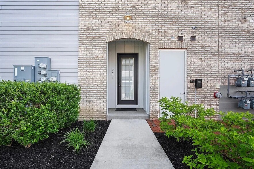 Building Photo - 303 Tillary Ln