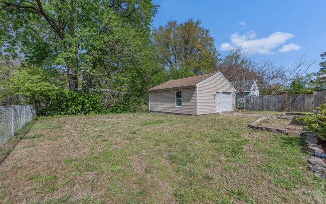 Building Photo - 2408 Sunset Dr