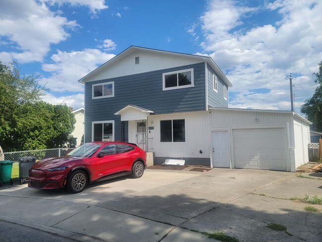 Building Photo - Beautiful 3-Bedroom Home - EV Charger - Pet Friendly