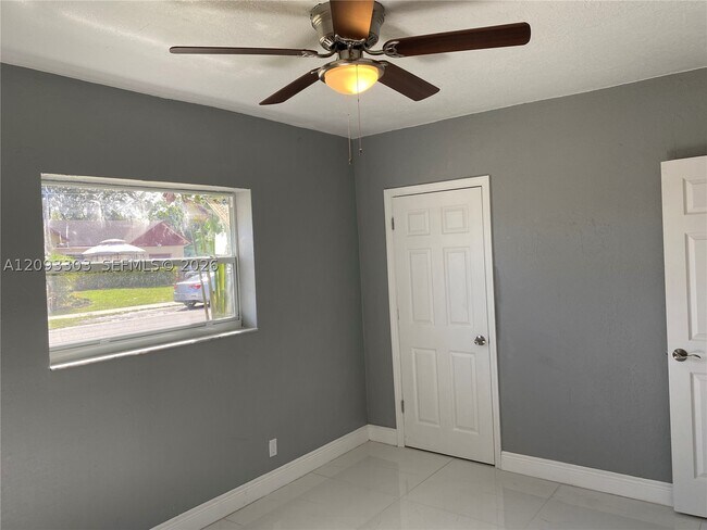 Building Photo - 1850 SW 48th Ave