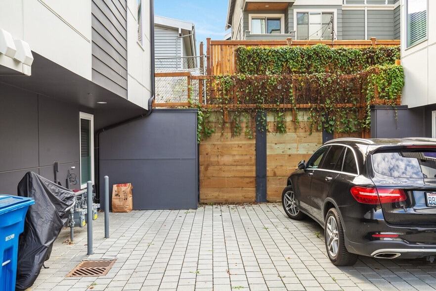 Building Photo - 9413 Roosevelt Way NE