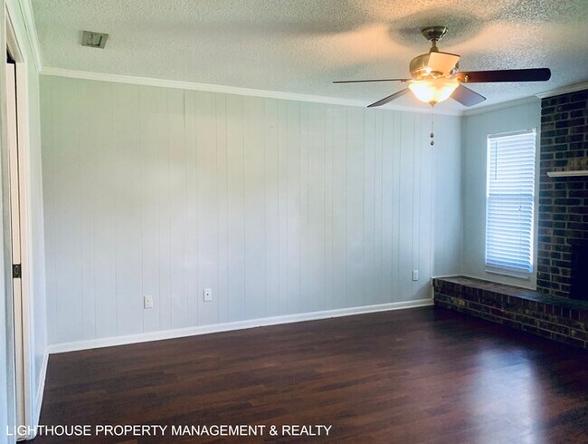 Building Photo - Spacious 4-Bedroom, 2-Bath with Fenced Yar...