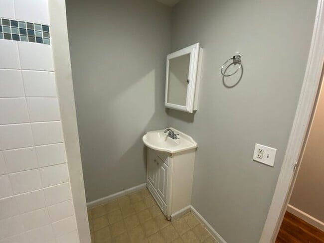 Building Photo - The Perfect 1 Bedroom is Ready For You!