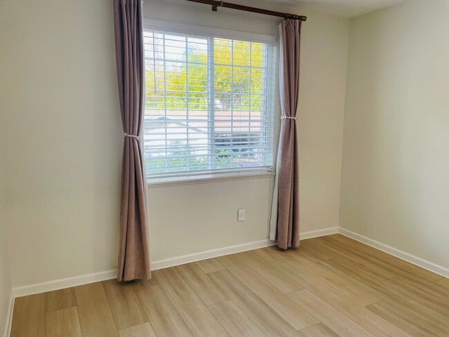 Building Photo - 25235 SE Klahanie Blvd