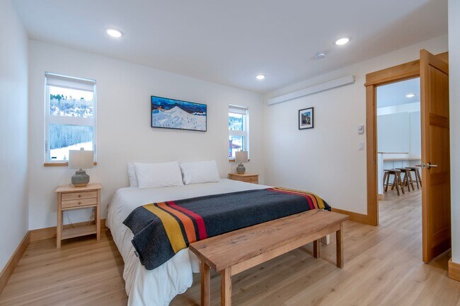 Building Photo - Seasonal Rental 10/1/25 - 5/30/26 Modern F...
