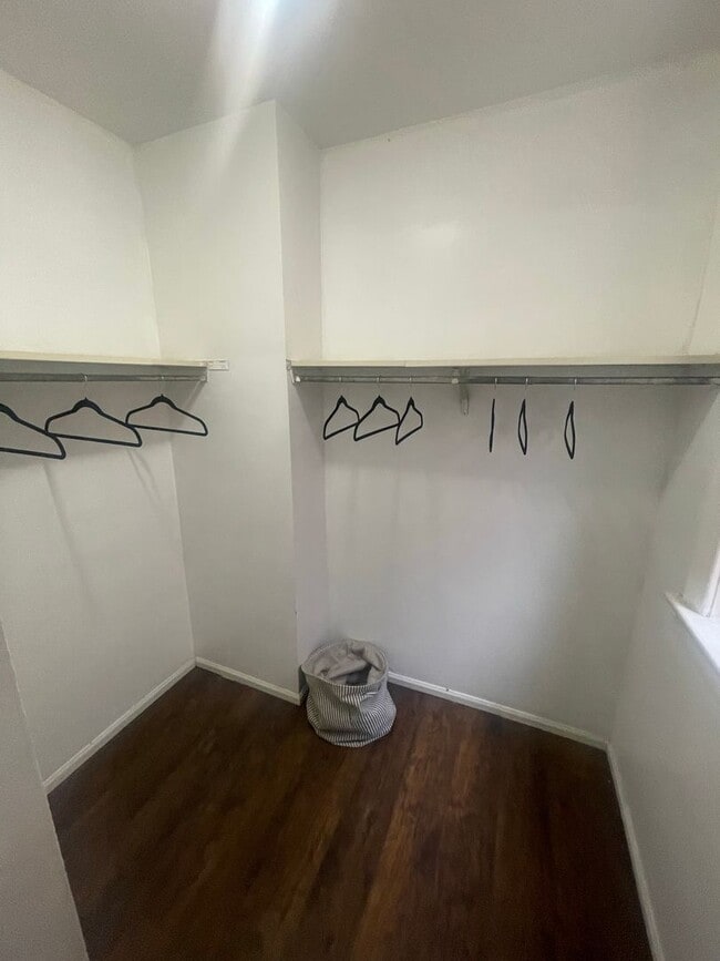 Building Photo - Renovated huge 2br/1ba in Shaw neighborhood,