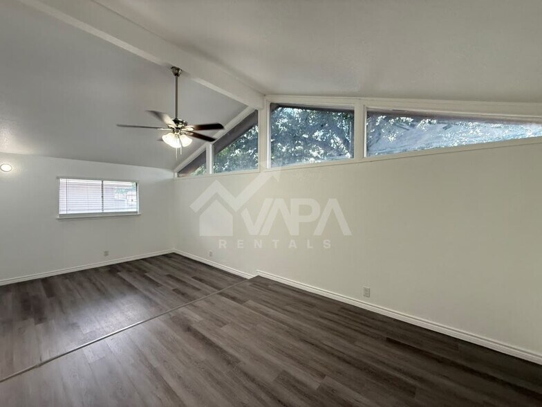 Building Photo - 8007 Lake Forest Dr