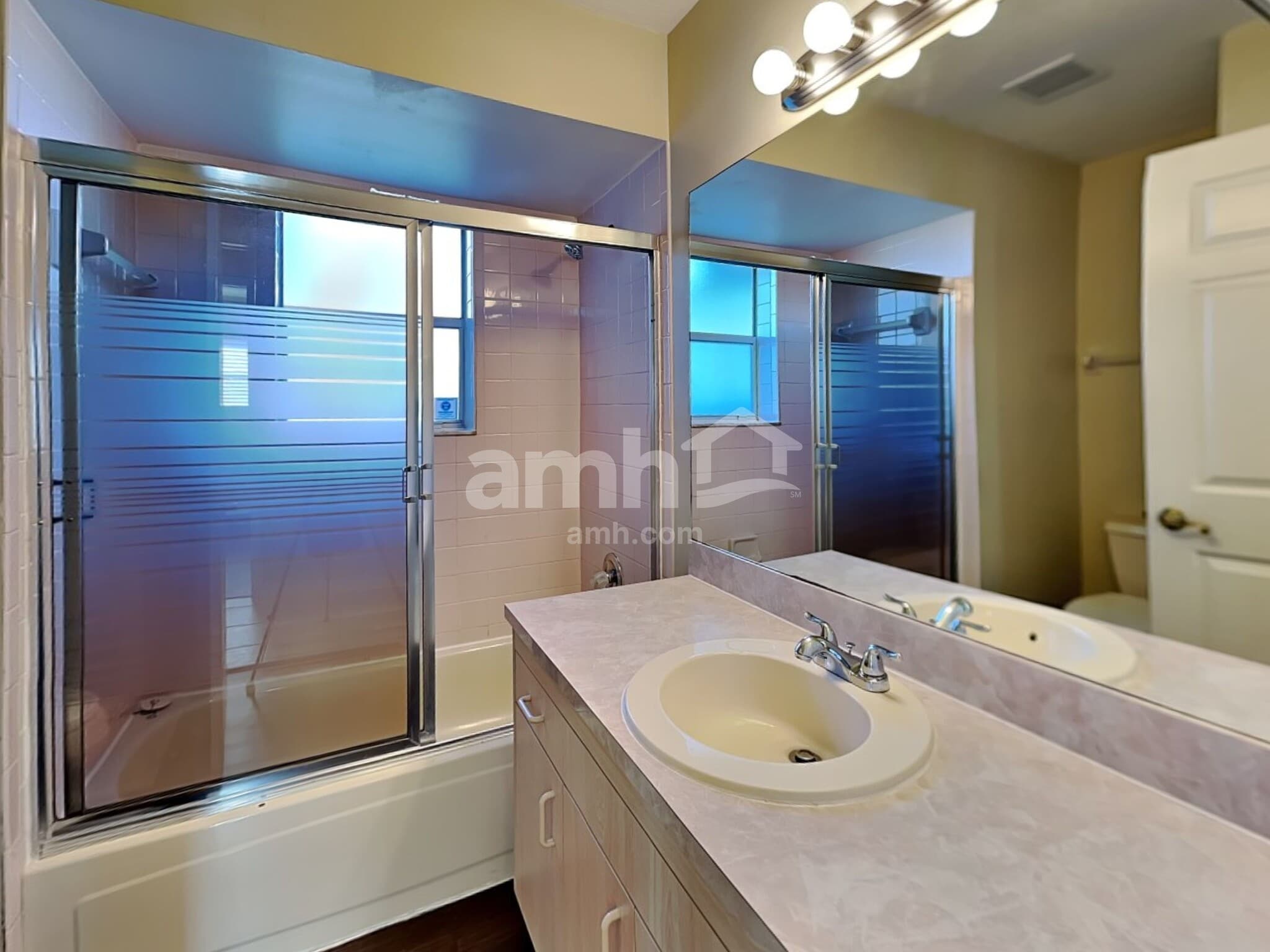 Building Photo - 3334 Lakeview Cir