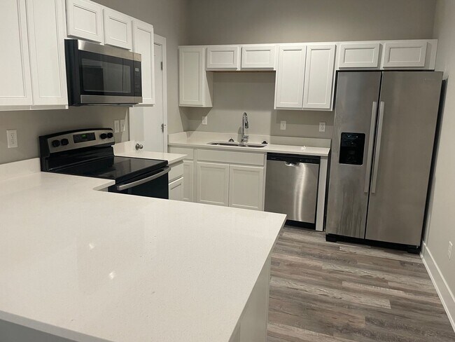 Building Photo - 16283/85 Ike Ct