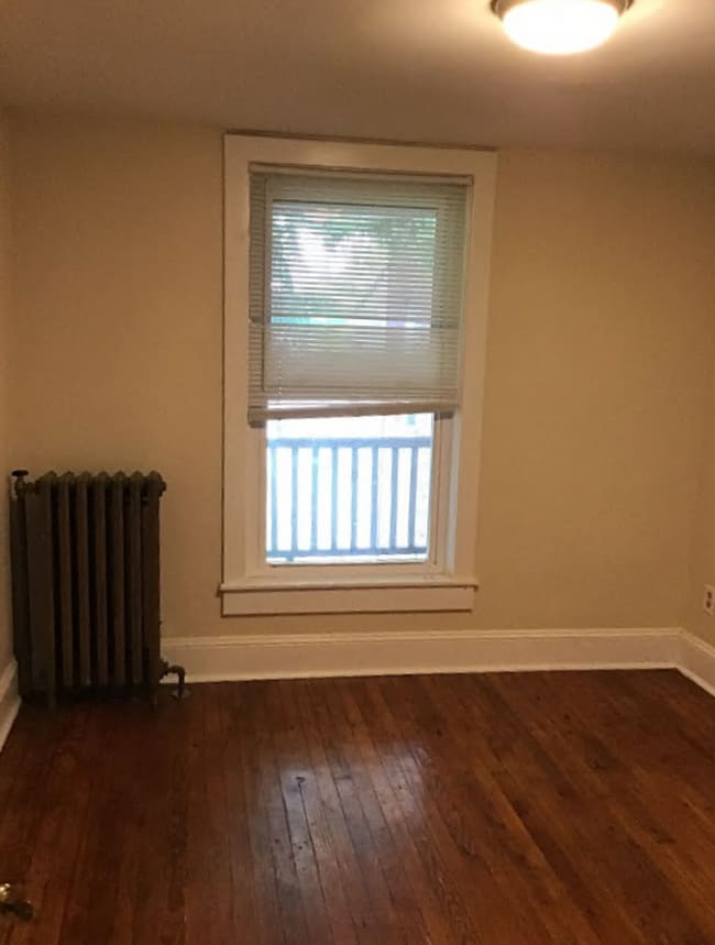 Building Photo - Perfect for college students, but great for others too!