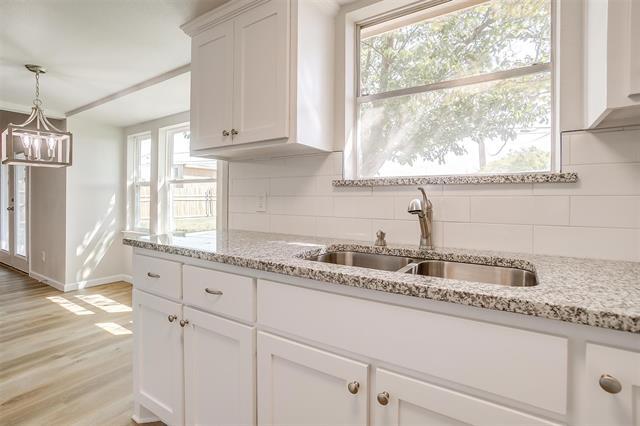 Building Photo - 921 Willow Cir S