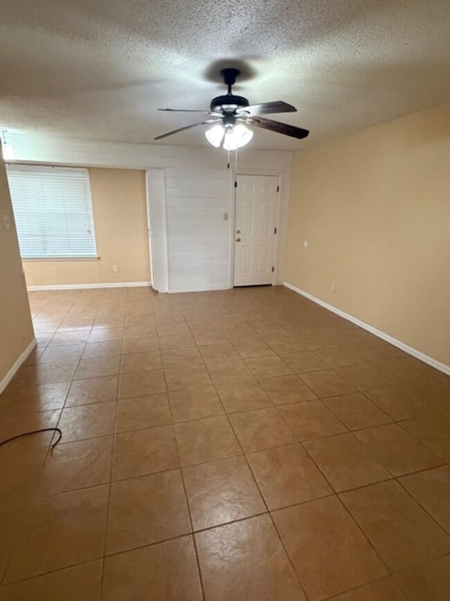 Building Photo - 202 W Cotter St