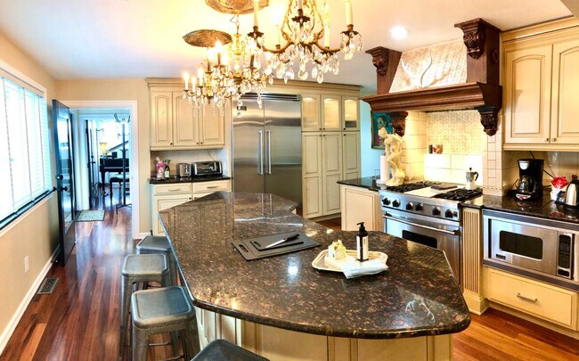 Building Photo - 4034 Beach Dr SW