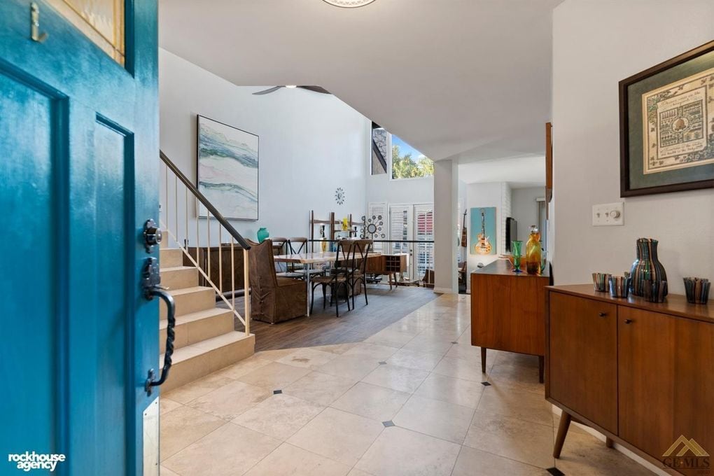 First-floor entry way. - 2323 Easthills Dr