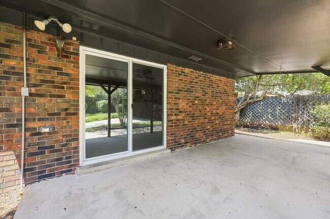 Building Photo - 1510 Royal Palm Dr