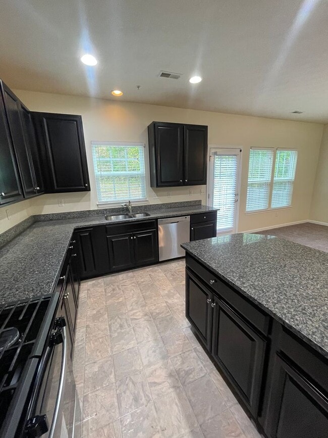 Building Photo - Gorgeous 3 BD/ 2.5 BA Townhouse Available ...