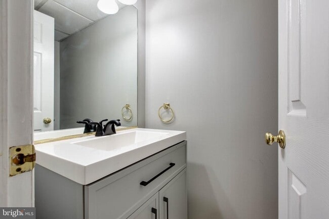 Building Photo - 7717 Heatherside Ln