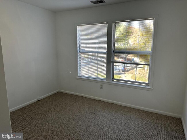 Building Photo - 102 Sequoia Ct