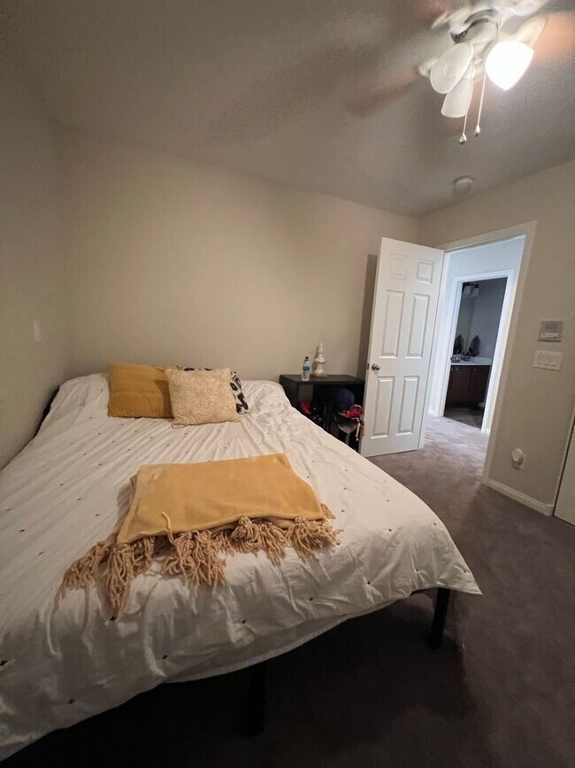 Building Photo - ABSOLUTELY AMAZING! Large 4 bedroom 2 stor...