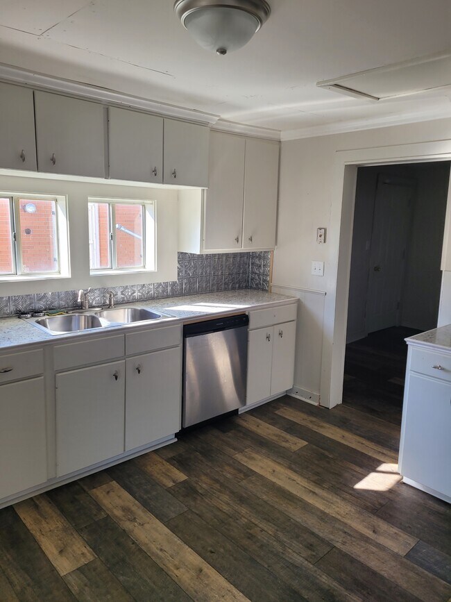 Building Photo - 109 N Suire St