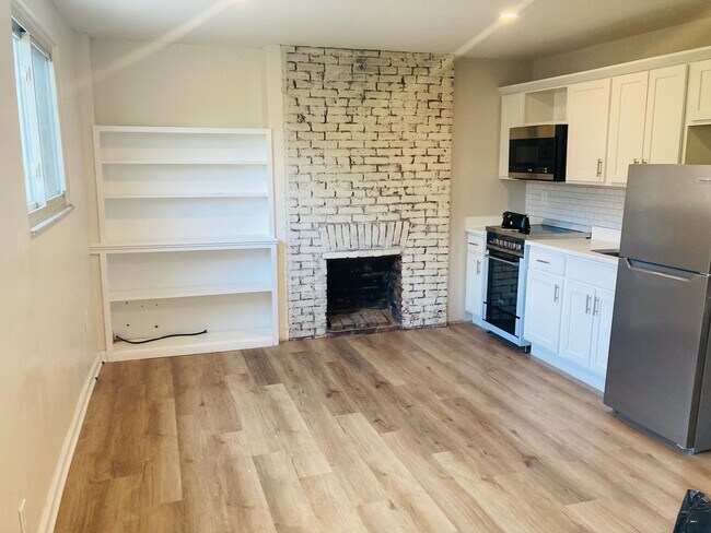 Building Photo - Recently Renovated Micro One Bedroom Apartment! May 1 move in!