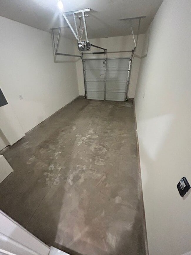Building Photo - FREE RENT - $1000 Off First Month's Rent! ...