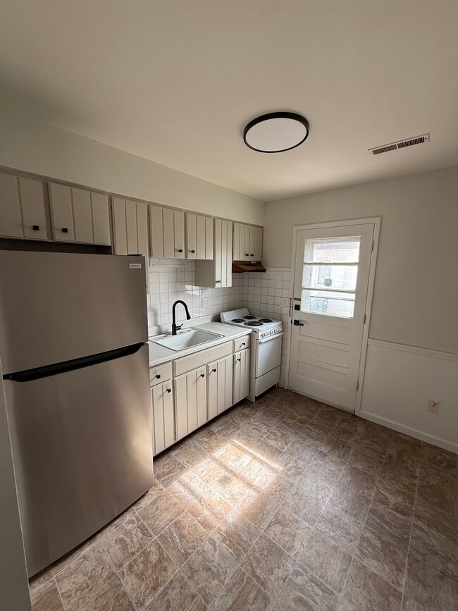 Building Photo - 2714 Center St