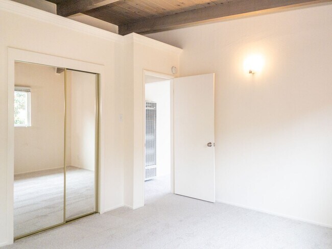Building Photo - 2BR/1BA Shared Garage + W/D + Deck PROGRES...