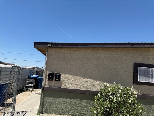 Building Photo - 2519 N McCarran St