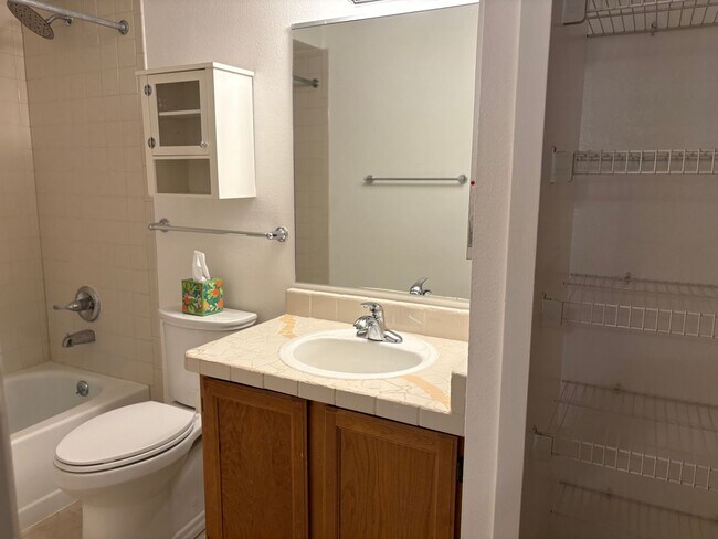 Building Photo - 1 Bed 1 Bath Condo With Large Covered Balcony & Community Pool.