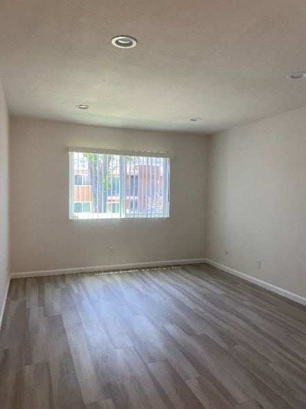 Building Photo - 945 Estes St