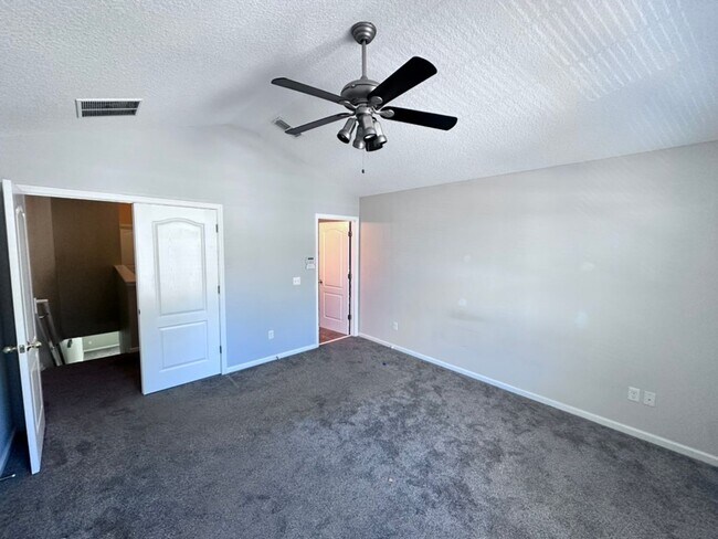 Building Photo - ***HOLIDAY SPECIAL NO RENT FOR DECEMBER*** Stylish 3BR Townhome with Garage & Walk-In Closet