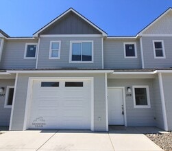 Building Photo - 3 Bedroom, 2.5 Bath Townhome in Central Kennewick