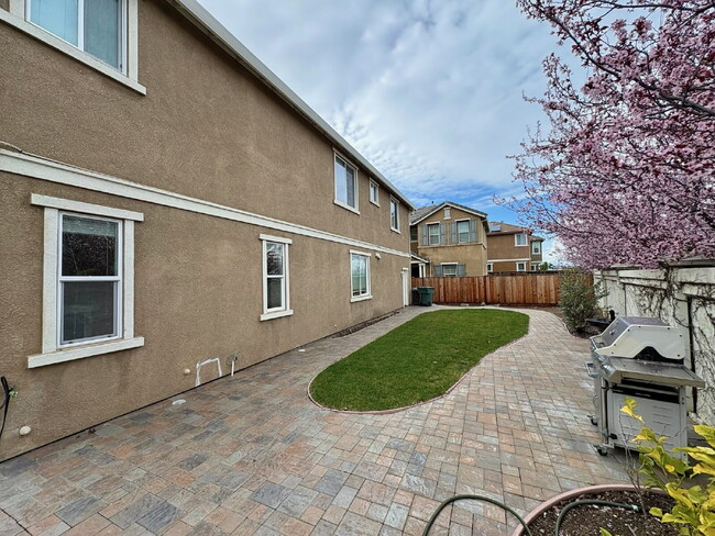 Building Photo - Spacious 4BR / 2.5BA Home in Prime Pittsburgh CA Location