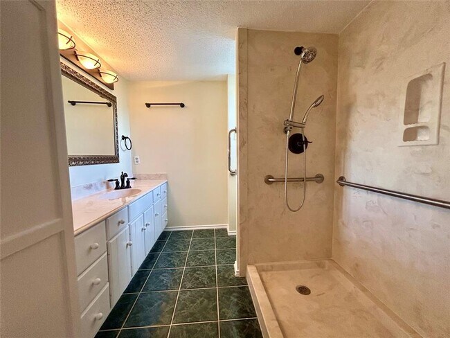 Building Photo - 2456 Country Club Dr