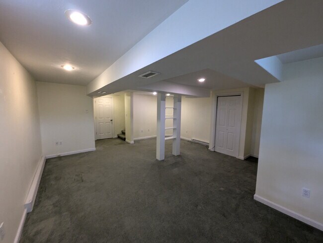 Building Photo - Immaculate End Unit in Desirable Weatherst...