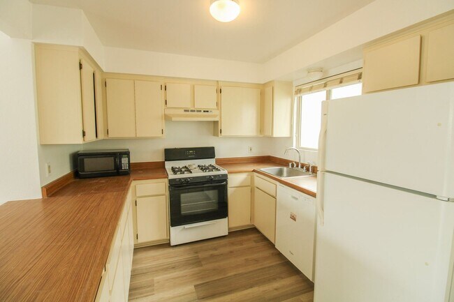 Building Photo - LOFT STYLE 2 Bed/1 Bath Near the Ocean ** Water/Sewer/Trash Included