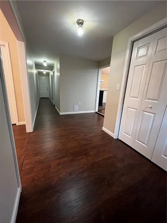 Building Photo - 4 bedroom 2 Bathroom Luxury Rental!
