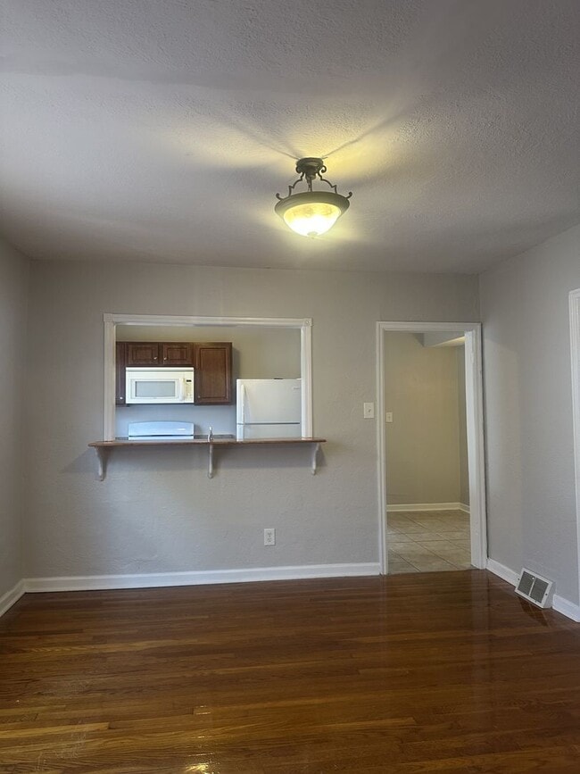 Building Photo - MOVE IN SPECIAL! 1/2 Month RENT! 1 Bed 1 Bath Apartment available East Columbus!