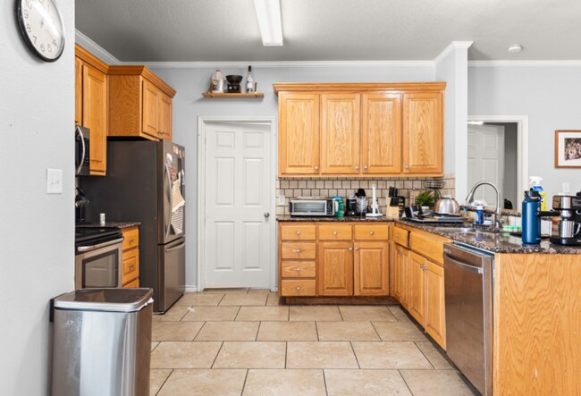 Building Photo - 5 bed 4 bath near campus!