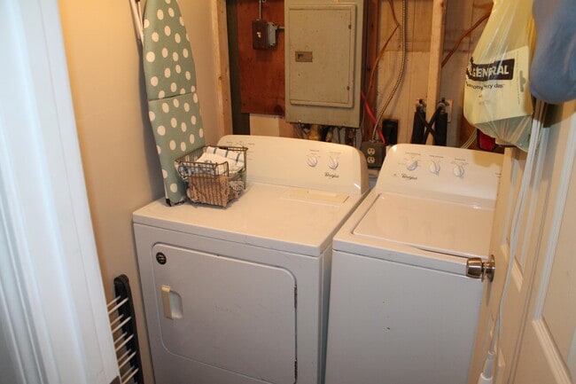 Building Photo - 192 Manchester St