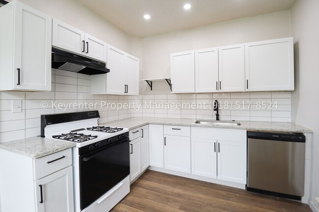 Building Photo - N Rosedale Ave Triplex