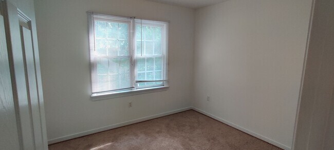 Building Photo - 3 bedroom home with covered porch and rear...