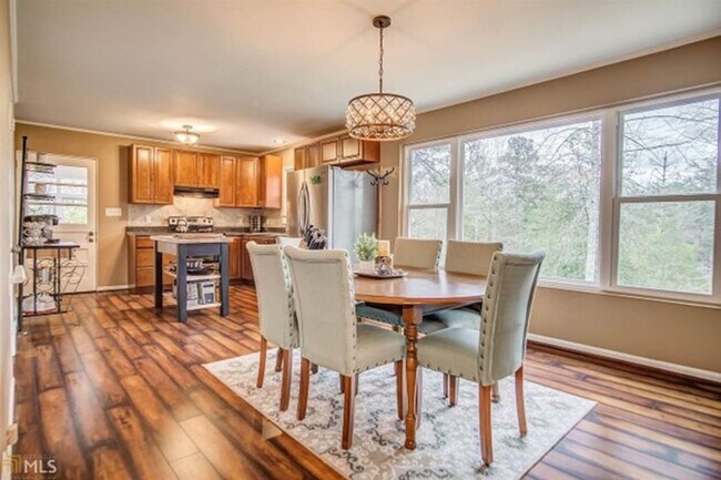 Building Photo - Discover the charm of this cozy single-family home, where your dreams can take shape and flourish!