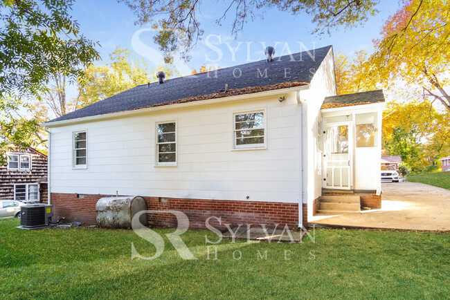 Building Photo - Cute, cozy and comfortable