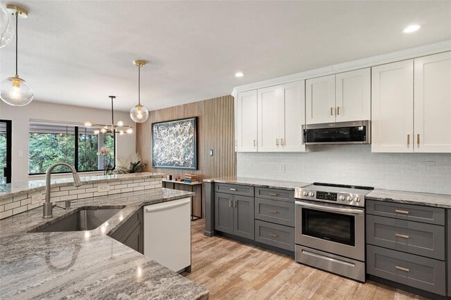 Building Photo - 113 Comet