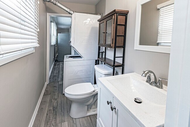 Building Photo - 3 bedroom, 1 bath, newly renovated ranch i...